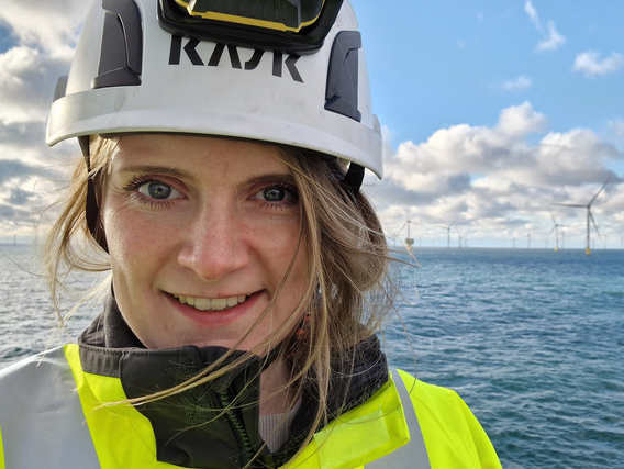 Ingenieurin bei einer Offshore Prüfung